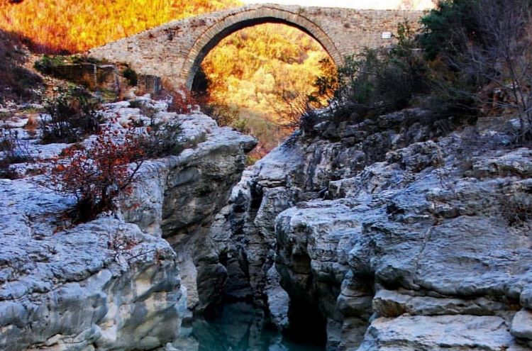 The Canyon of Brar has been used throughout history for linking the Tirana plain with the eastern highlands.