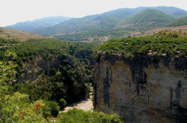 The canyon of Gradec was formed millions of years ago by the collapse of the ceiling covering what was once the subterranean karstic passage of the river of Çorovodë.