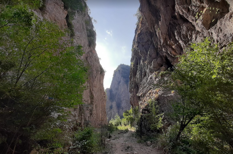 Also known as “Gryka e Gurit” (“Stone’s Gorge”), the canyon of Llëngë has moderate dimensions.