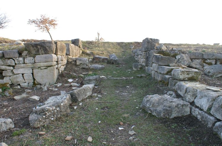 Ruins from the ancient fortress of Dimal (modern Krotinë near Berat). Credit: E. Azizolli.