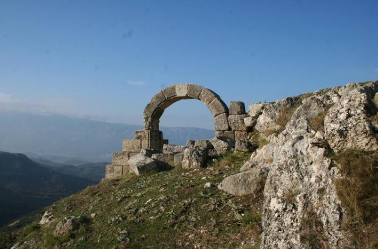 Gate in the ruins of Amantia.