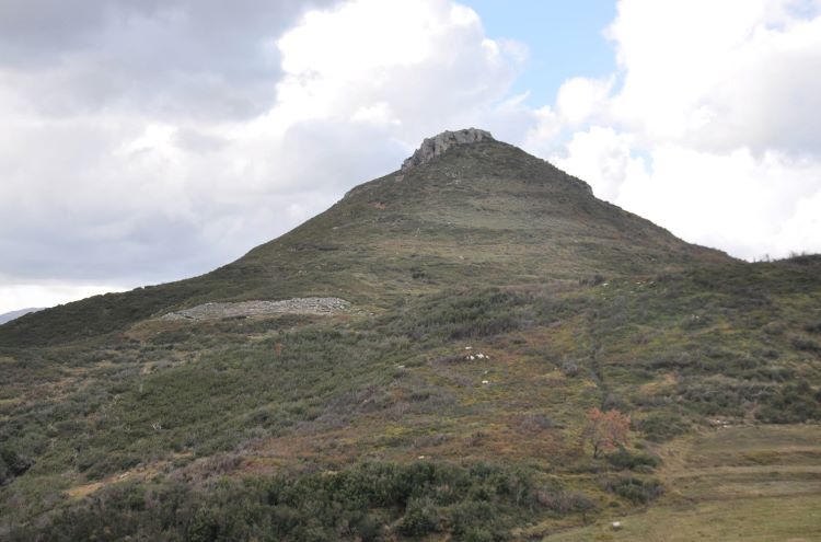 Hill of ancient Amantia: Acropolis and Stadium.